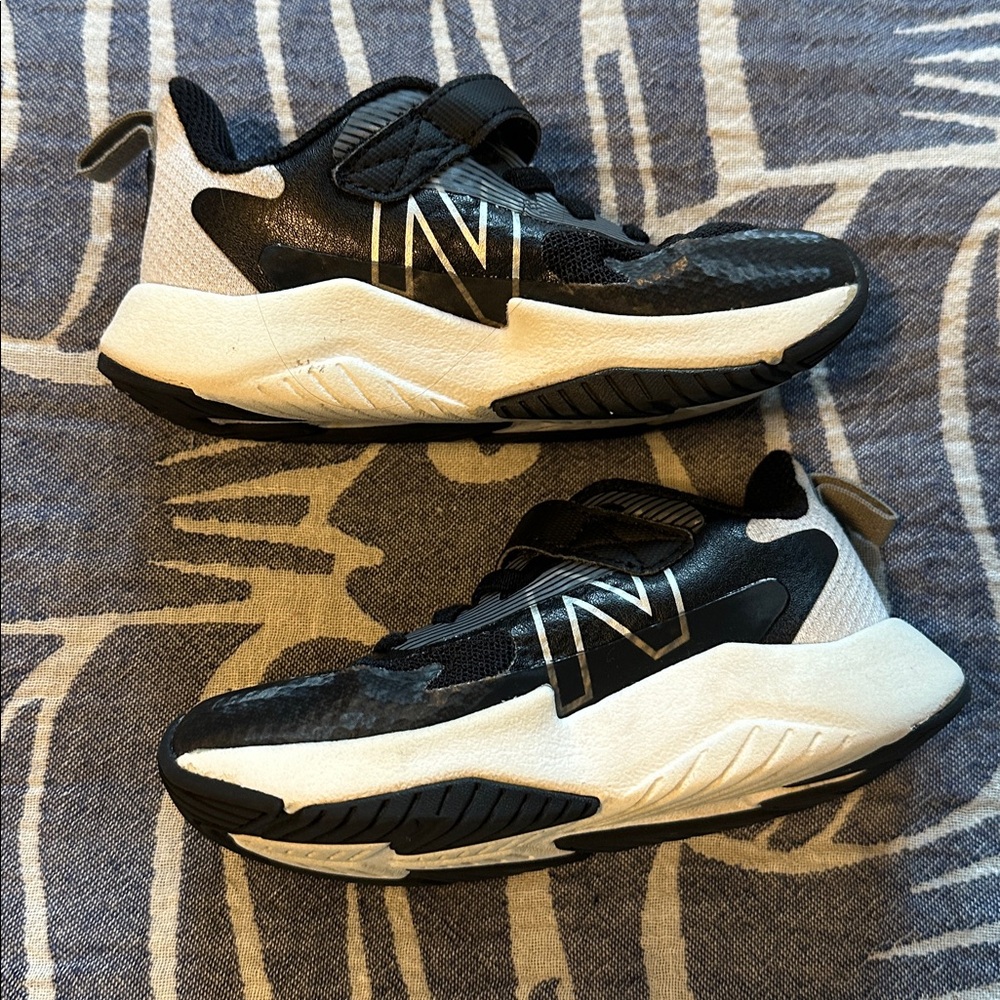 Toddler 9 New Balance Black and Gray Rave Run v2 Bungee Lace with Top Strap - Picture 4 of 5